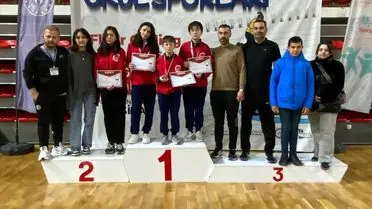 Başçiftlik Ortaokulu, Yıldızlar Bölge Floor Curling'de 3 Madalya Kazandı