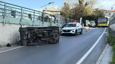 Beyoğlu'nda Hafif Ticari Araç Kontrolden Çıkarak Kaldırıma Çarptı