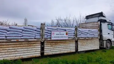 Ele geçirilen kaçak gübre ve elektronik sigara paketleri