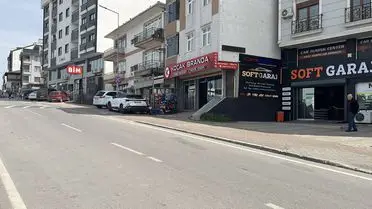 Çayırova'da Araç Çarpışması: 3 Kişi Yaralandı