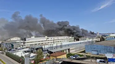 Ümraniye Organize Sanayi Bölgesi'nde Plastik Eldiven Fabrikasında Yangın Çıktı