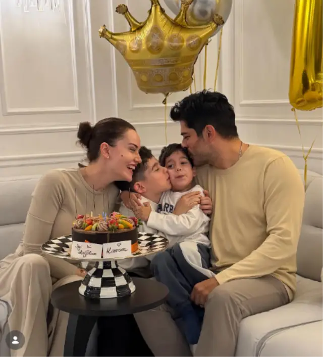 Karan'ın doğum günü pastası ve balonlar