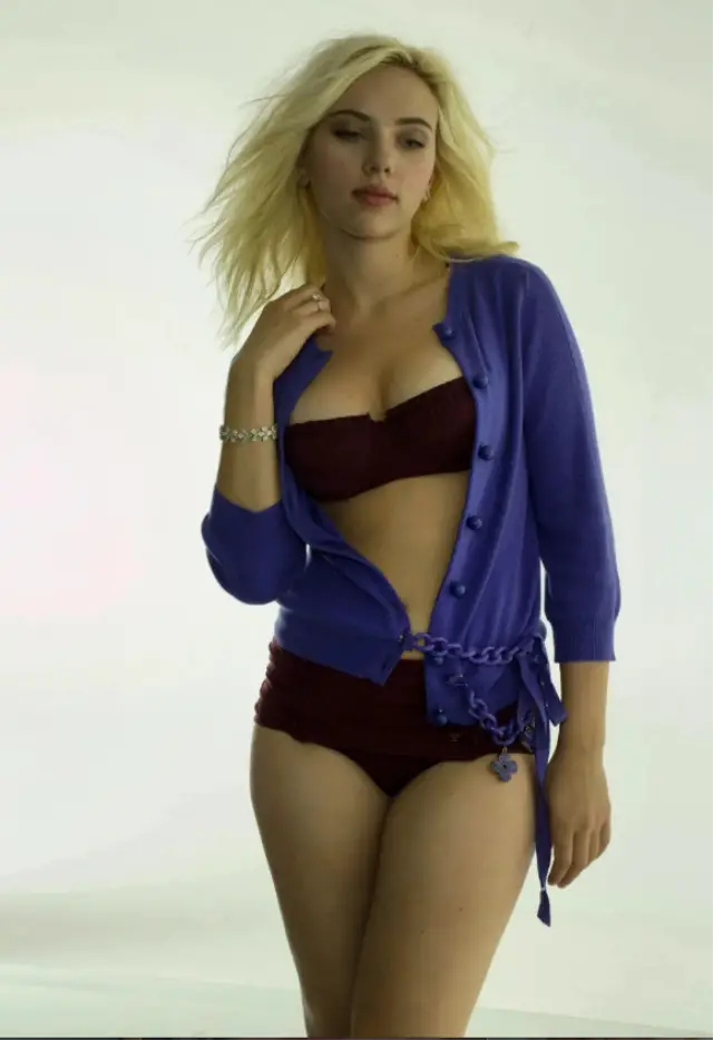 Scarlett Johansson sahne ışıkları altında