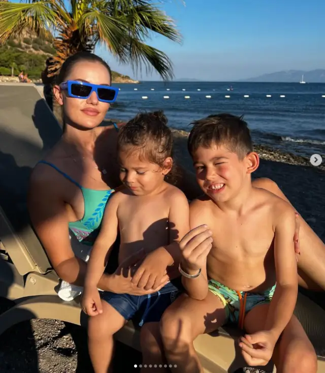 Burak Özçivit ve Fahriye Evcen'in Karan ile birlikte gülümsemesi