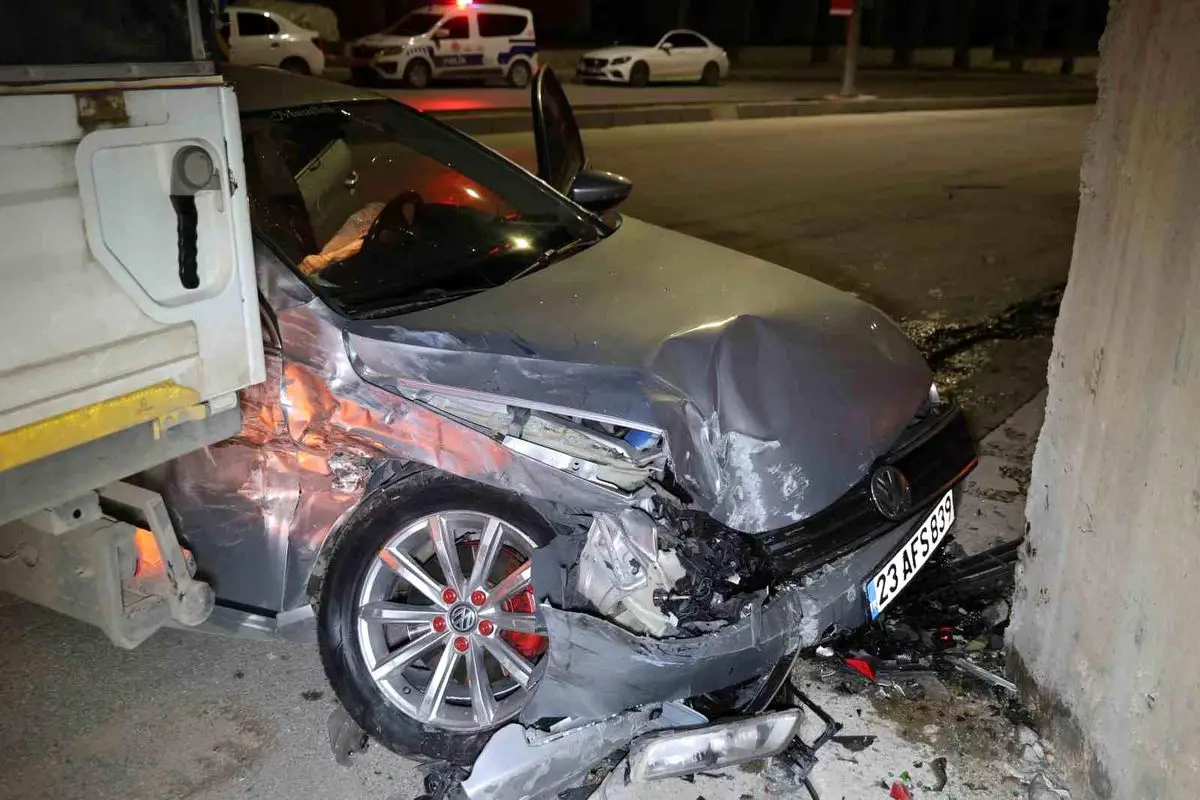 Elazığ’da Otomobil ve Pikap Çarpıştı: 5 Kişi Yaralandı