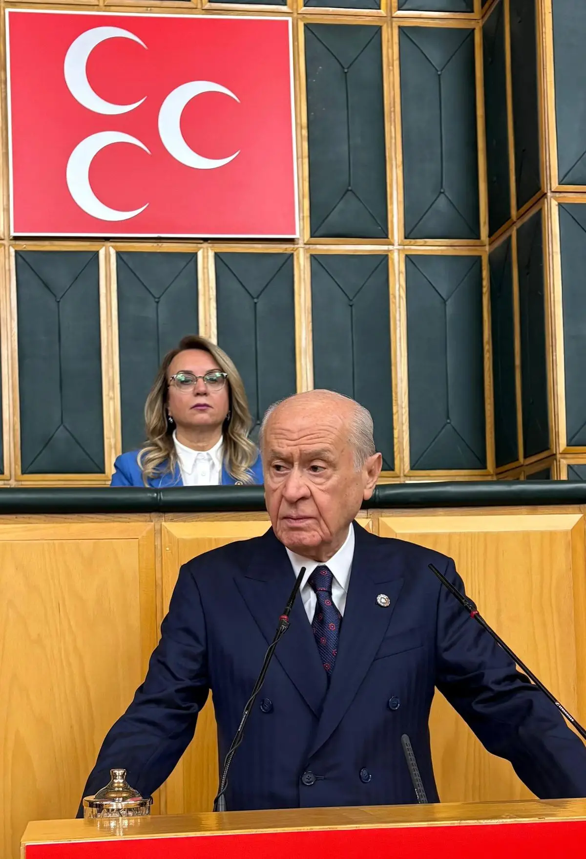 Bahçeli'nin konferans salonunda konuşması