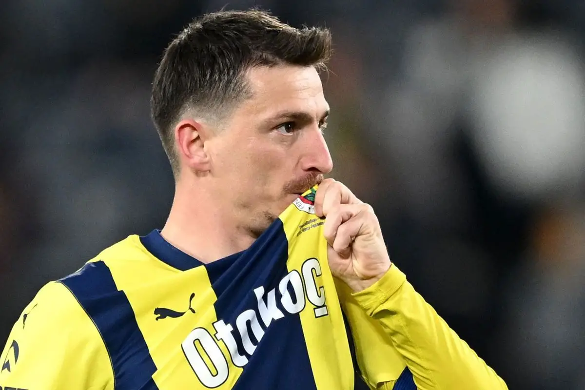 Mert Hakan Yandaş, Fenerbahçe’nin Hazırlık Sahasında Göz Kırpıyor