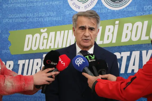 Şenol Güneş ve diğer panelistler