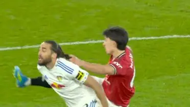 Leeds United, Manchester United'ı 2-1 Yendi: Martinez'in Kırmızı Kartı Gündemi Salladı