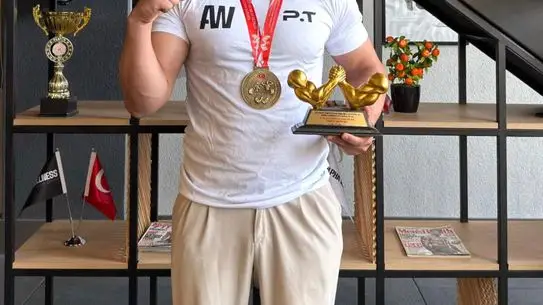 İsparta'nın Gururu Umut Yılmaz, Yalova'da Bilek Güreşi Şampiyonasını Kazandı