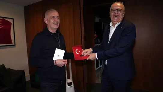TVF Başkanı Üstündağ, TFF Başkanı Hacıosmanoğlu'nu Ziyaret Etti: İş Birliği ve Hediye Alışverişi