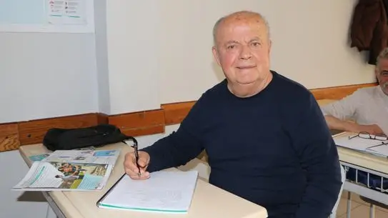 74 Yaşındaki Emekli, Torunuyla İngilizce Konuşmak İçin Kursa Katıldı
