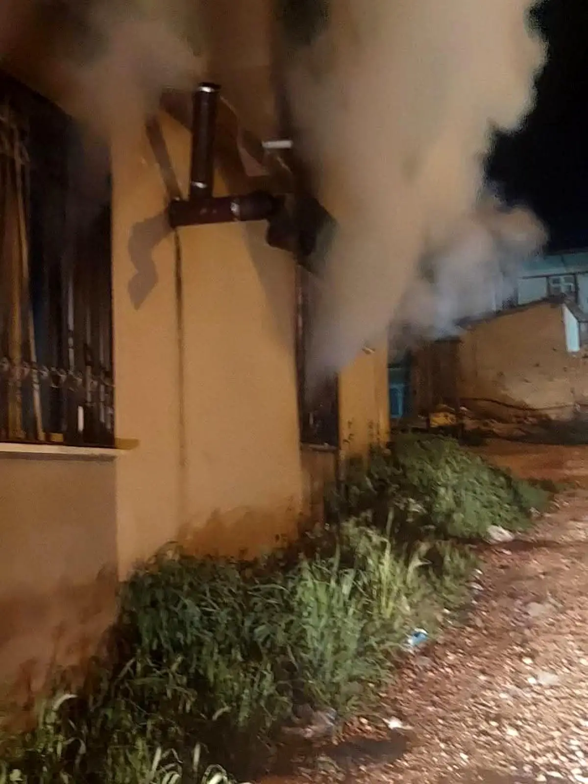 Altınözü'nde Ev Yangını Hızlı Müdahale ile Kontrol Altına Alındı