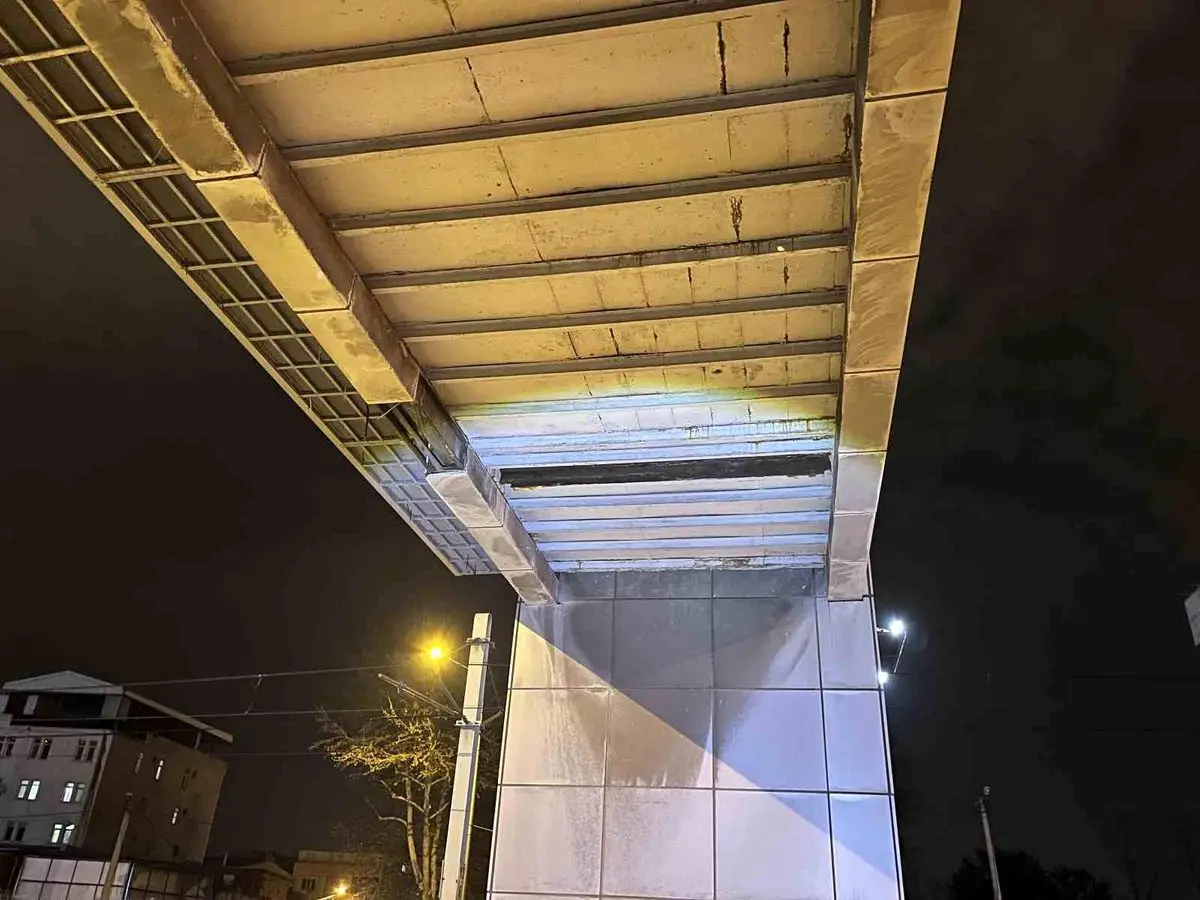 Bursa üst geçitten düşen demir parçası