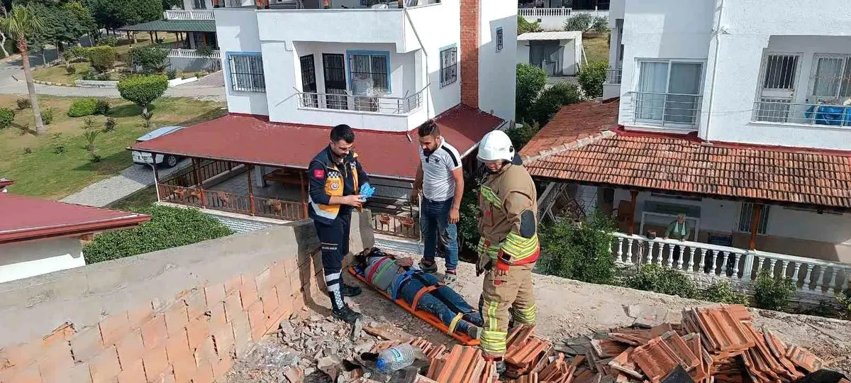 Hatay’da çatı tadilatında su deposu devrilen işçi