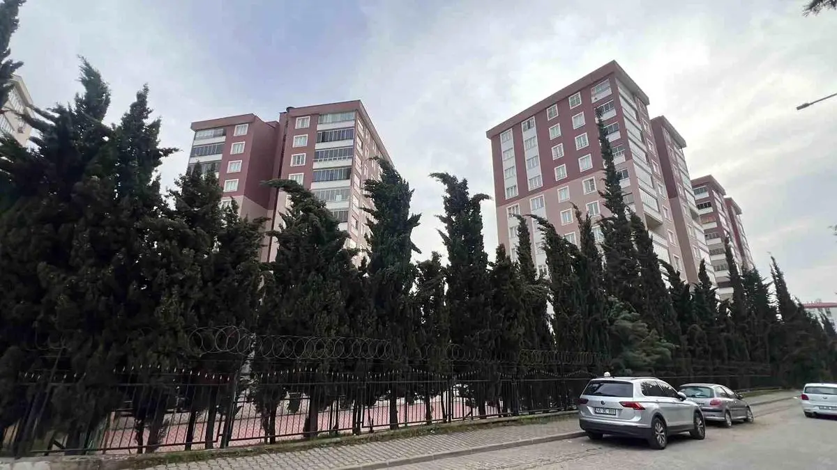 Saldırı sonrası okul önünde polis ekipleri