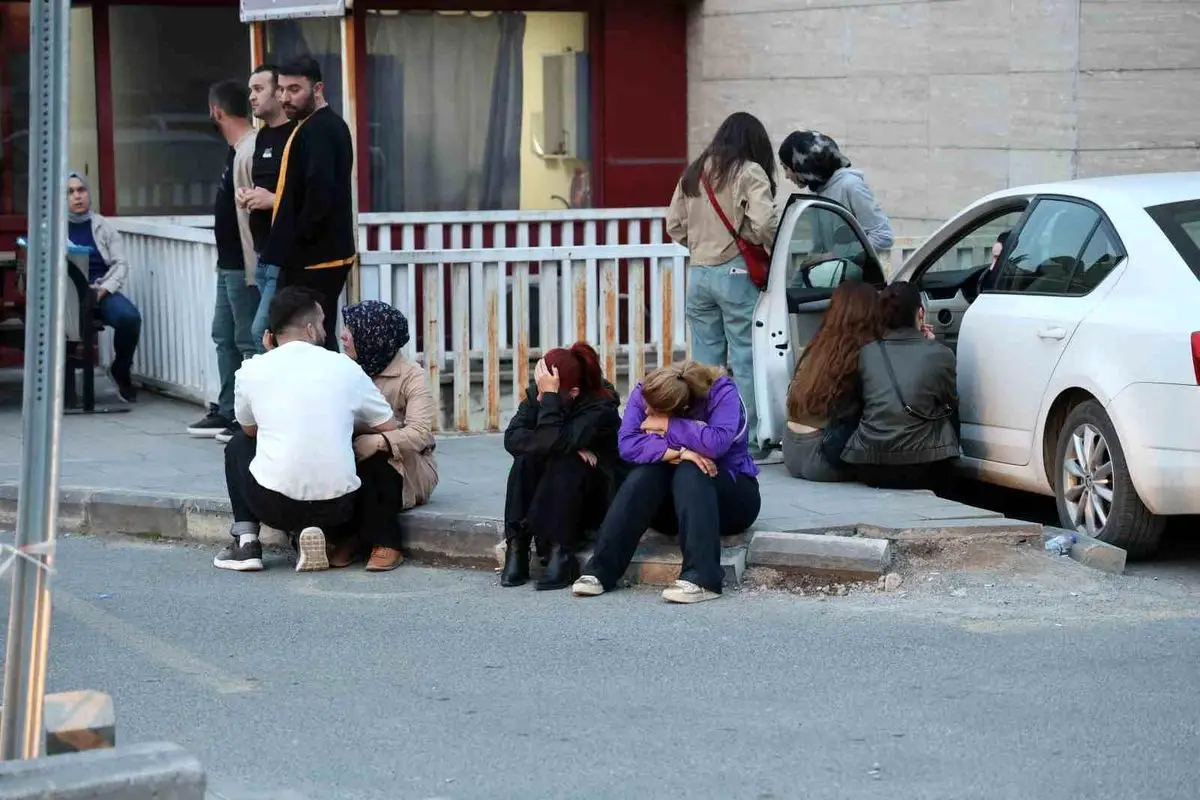 Kahramanmaraş Ortaokulunda Silahlı Saldırı: 9 Ölü, 13 Yaralı ve Ailelerin Bekleyişi