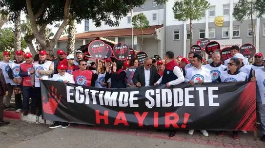 Antalya’da Eğitim‑Bir‑Sen, Okullardaki Şiddete Karşı Protesto Düzenledi