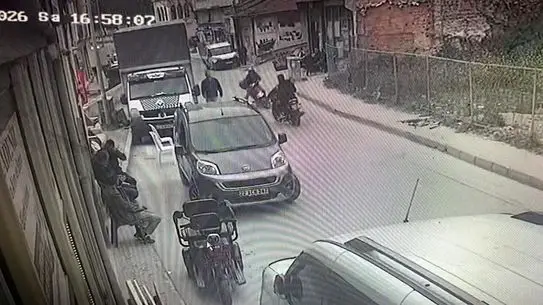 Edirne'de Motosiklet Çarpışması: Güvenlik Kamerası Görüntüleriyle 1 Yaralı