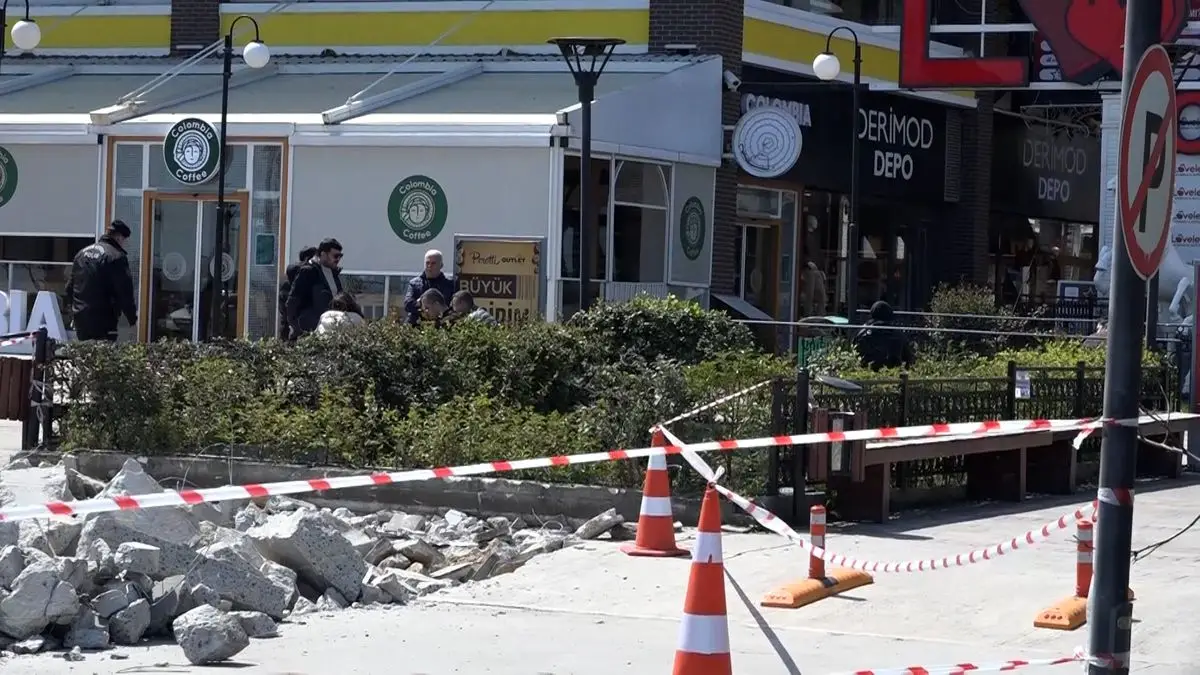 Samsun Canik'te Toprak Kayması Nedeniyle AVM Girişleri Bariyerlerle Kapatıldı