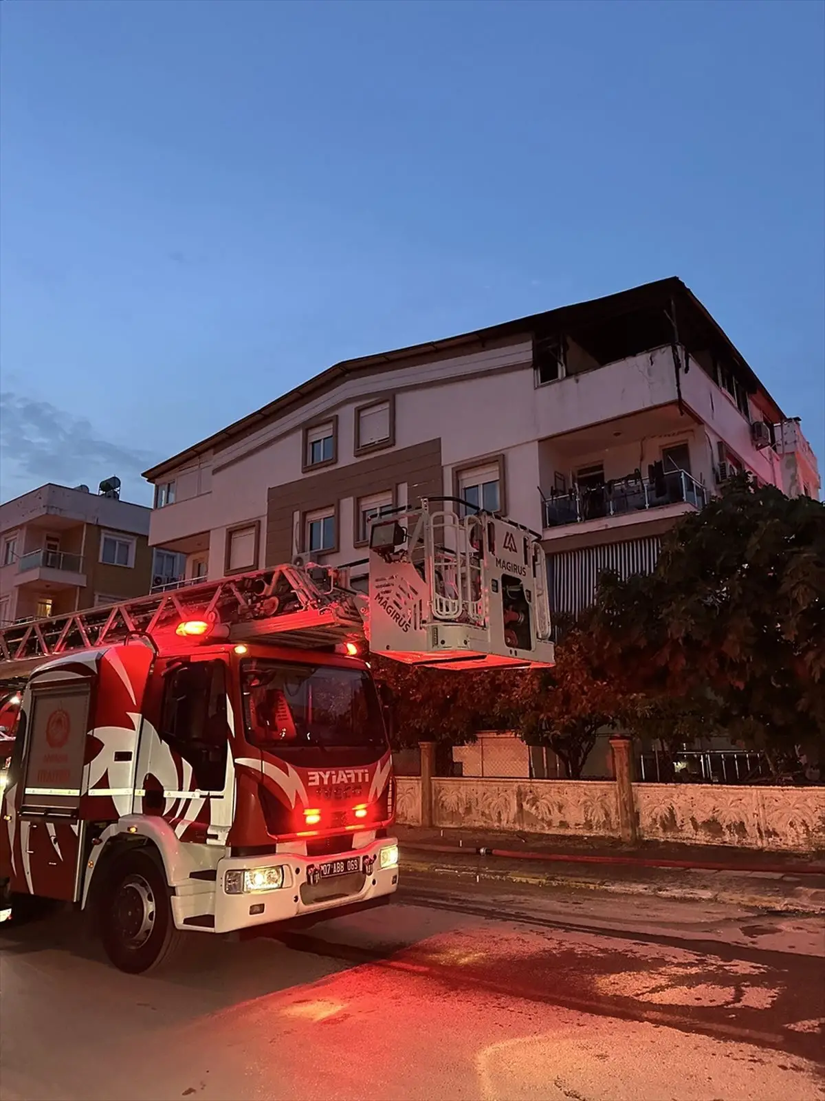 Kepez’de Çatı Yangını: İki Yaralı ve Dumanla Mücadele