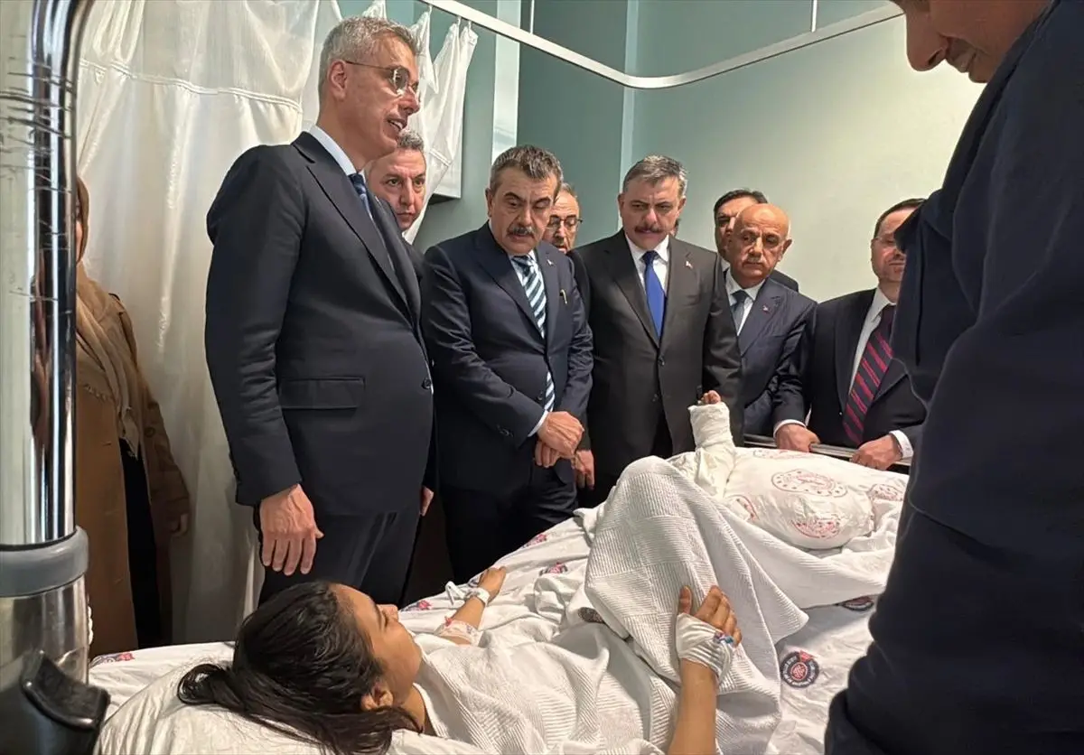 İçişleri, Sağlık, Adalet ve Milli Eğitim Bakanları Kahramanmaraş'ta Yaralıları Hastanede Karşıladı