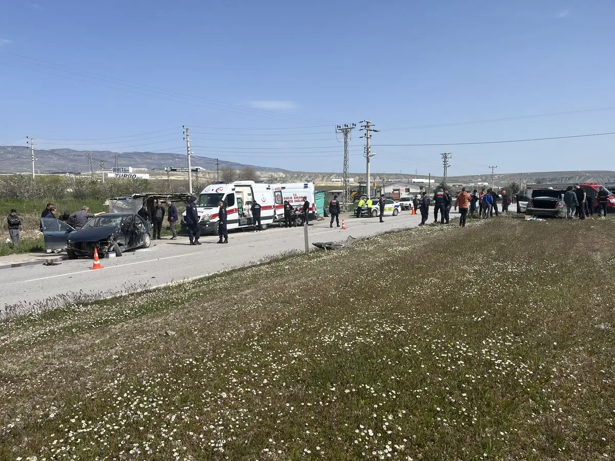 Çankırı'da iki otomobil çarpıştı