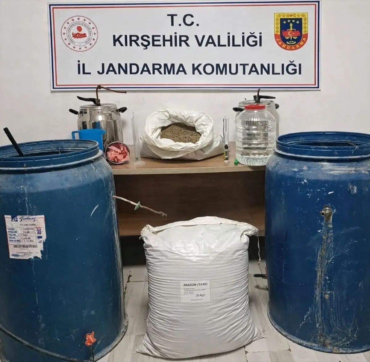 Kırşehir'de Kaçak Alkol ve Sahte İçki Operasyonu: 30 Kilo Anason ve 10 Litre Sahte Alkol Ele Geçirildi
