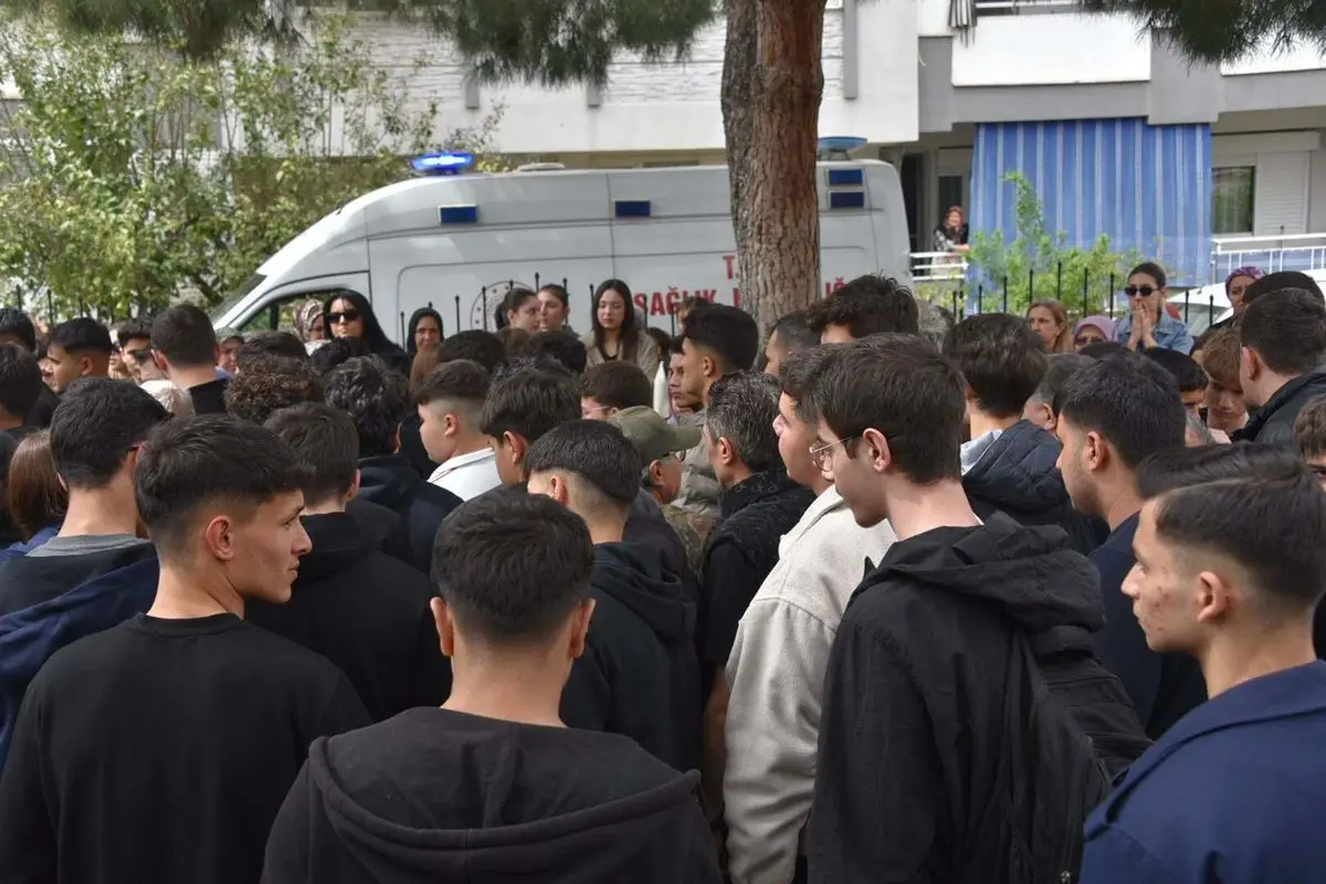 Salihli'de 17 Yaşındaki Lise Öğrencisi Sude Gelen'in Duygusal Cenazesi