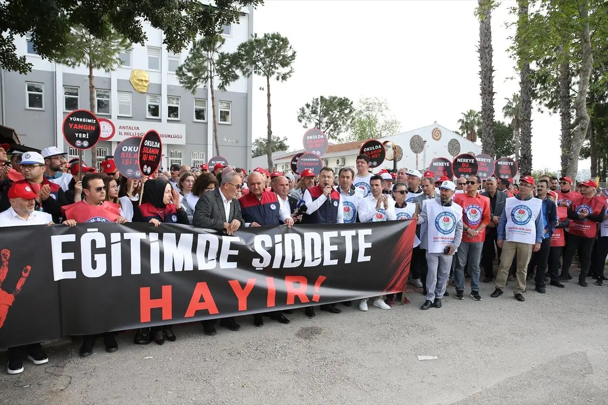 Eğitim-Bir-Sen, Antalya’da Okul Saldırılarına Karşı Büyük Protesto Düzenledi