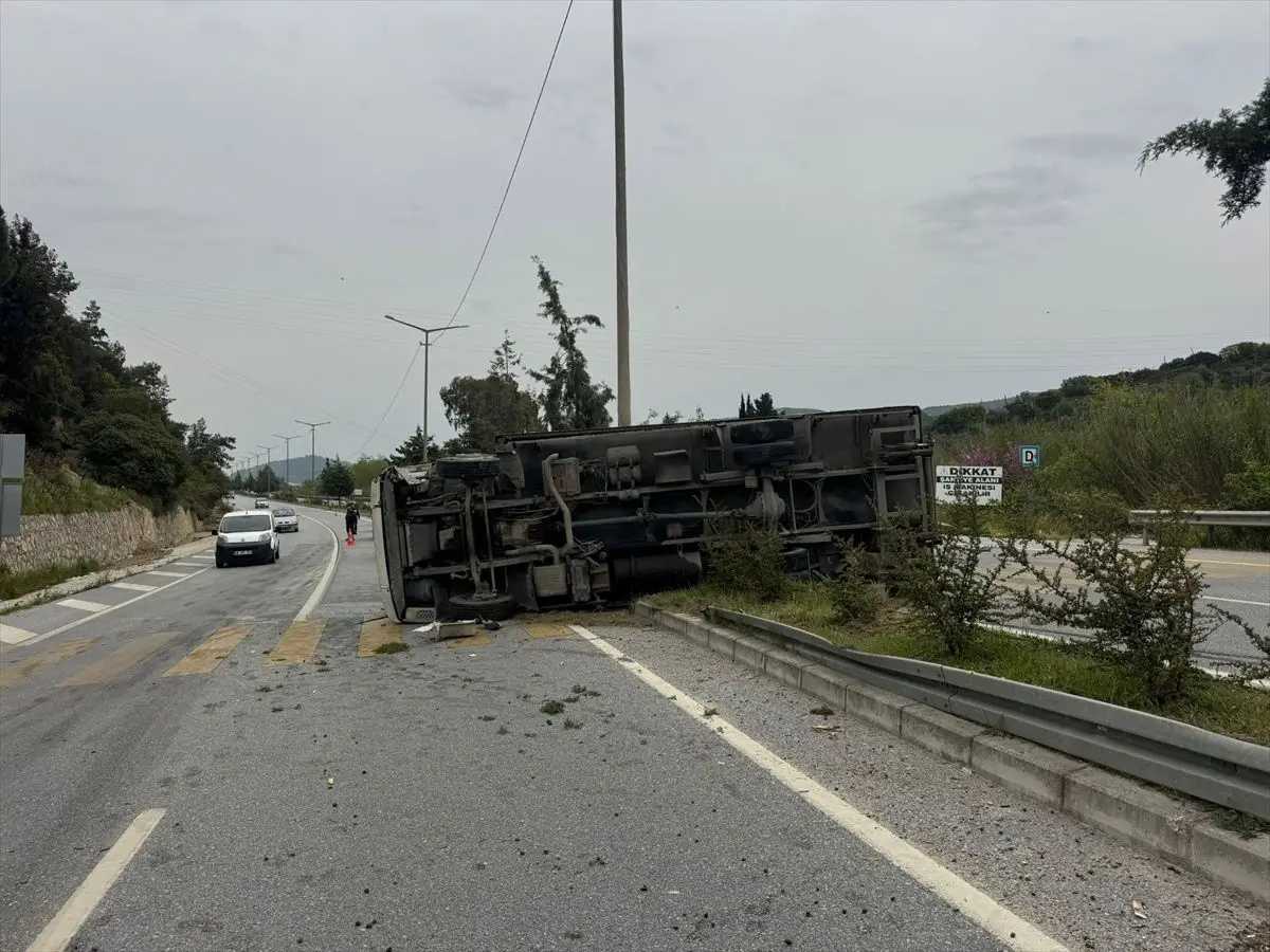 Aydın'ın Söke İlçesinde Kamyon Kazası: İki Kişi Yaralandı