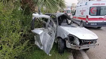 Kozan'da Refüjde Çarpan Otomobilde 3 Yaralı