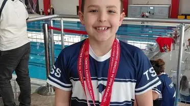 8 Yaşındaki Emir Şen, Bafra’da İlkokul Yüzme Yarışmasında 3 Altın Madalya Kazandı