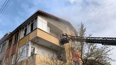 Yangın sonrası duman yükselirken