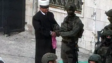 İsrail askerleri, El Halil'de eski Filistin Bakanı Hatim el‑Bekri'yi elleri ve gözleri bağlanmış şekilde gözaltına aldı