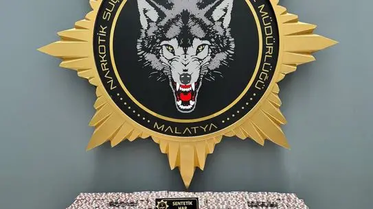 Uyuşturucu maddelerle tutuklanan şüpheliler