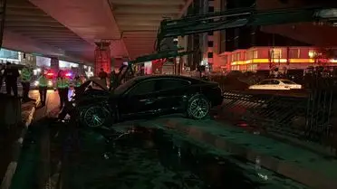 Şişli'de Kontrol Kaybı: Lüks Araç Demir Korkuluklara Çarptı, 3 Yaralı