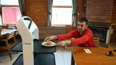 Trakya Üniversitesi Meriç Sosyal Tesislerinde Yapay Zeka Destekli Robot Garson Hizmeti Başladı