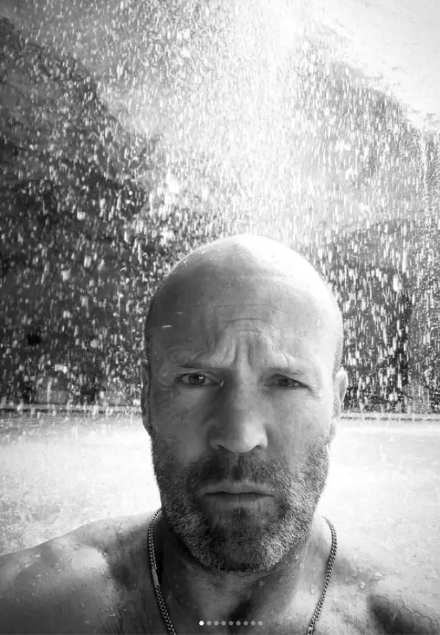 Jason Statham ve çocukları parkta