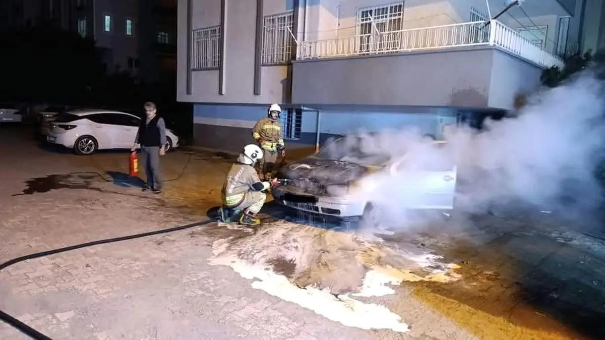 Dörtyol'da yanmakta olan otomobilin motoru