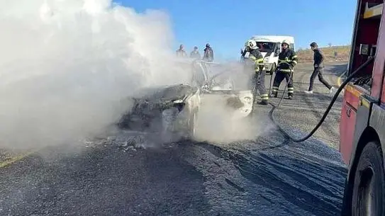 Siirt'te Seyir Halindeki Otomobil Yangını: Aile Zamanında Kurtarıldı