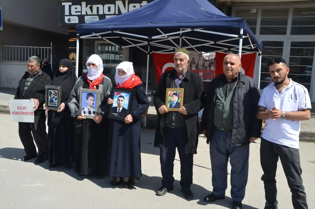 Muş'ta Aileler PKK Kaçırdığı Çocuklar İçin Nöbeti Sürdürüyor