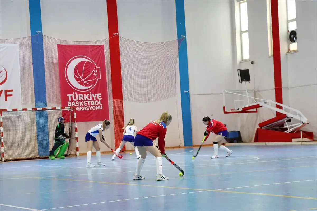 GAÜN Spor Salonu'nda ÜNİLİG Hokey ve Floor Curling Müsabakaları