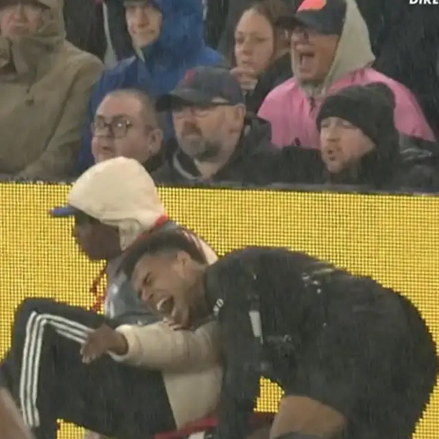 Tripod kamera ayaklarının oyuncuya çarpması