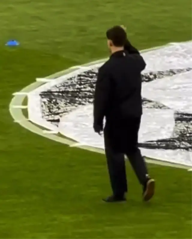 Tribün kalabalığı içinde Arda Güler