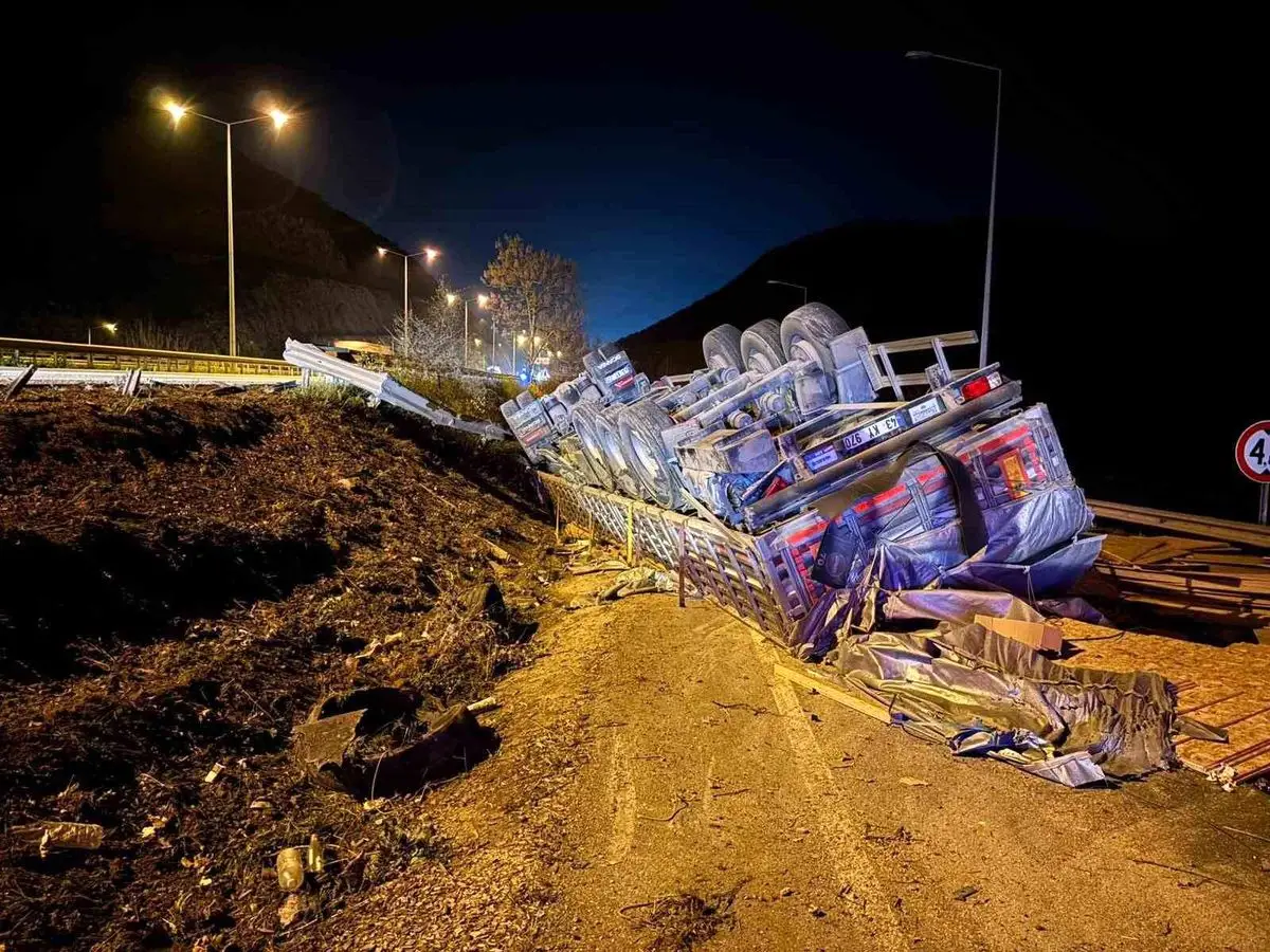 Bilecik'te devrilen tırın görüntüsü