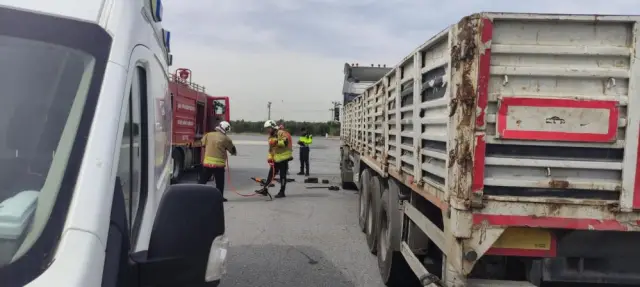 Tamir edilen tırın görüntüsü