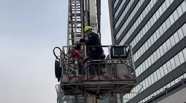 İtfaiye ekipleri merdivenli araçla kurtarma operasyonu yürütürken