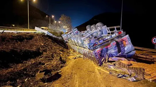 Bilecik'te Tır Kazası: Sürücü Yaralı, Trafik Yolunda Kısa Süreli Kapanma