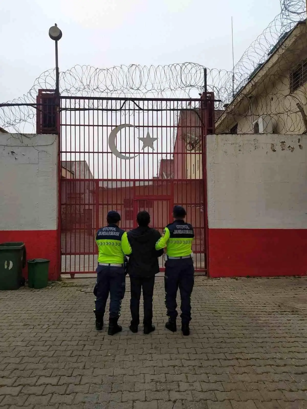 Germencik Otoyolunda Jandarma Operasyonu: 13 Yıl 9 Ay Hapis Cezalı Şahıs Yakalandı